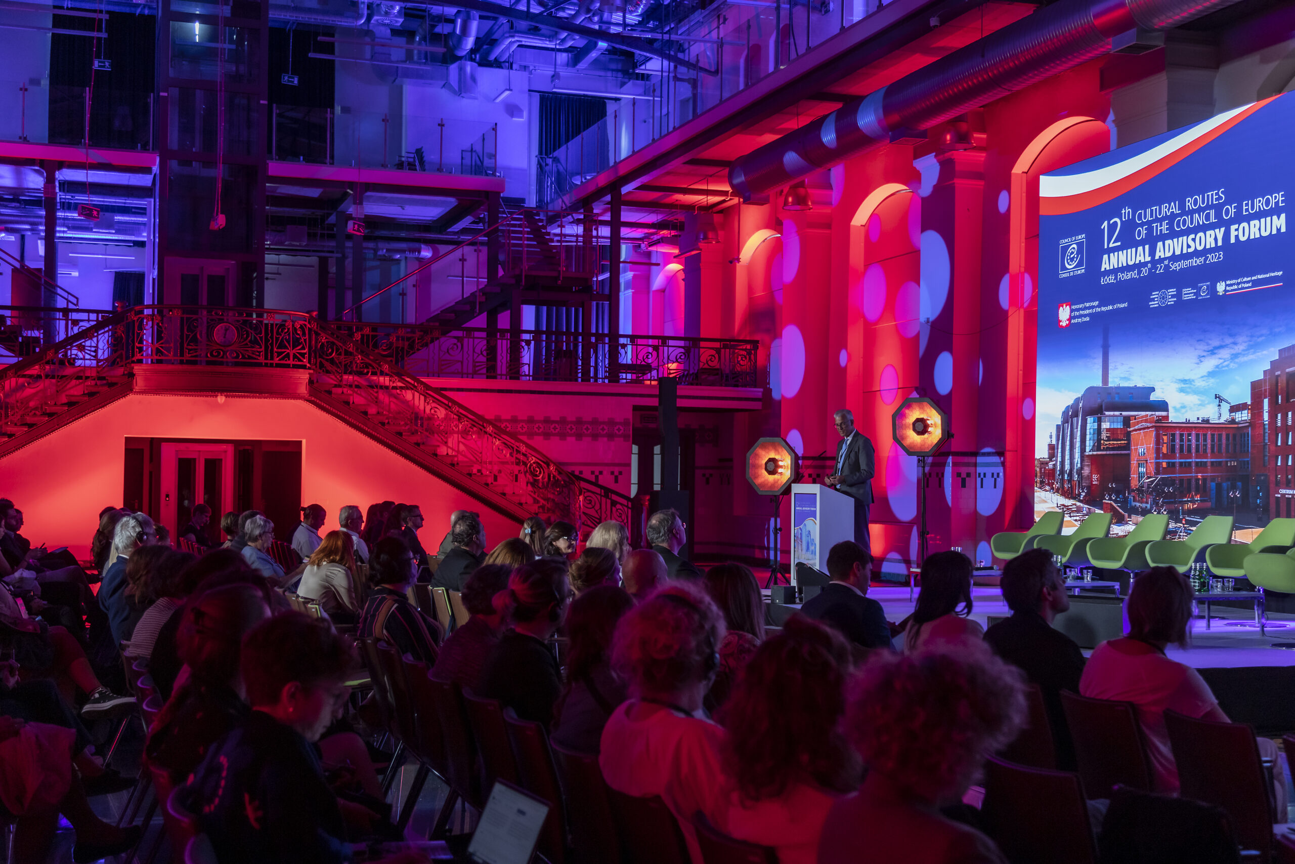 scena konferencyjna widok z boku, widownia w EC1, konferencja Rady Europy